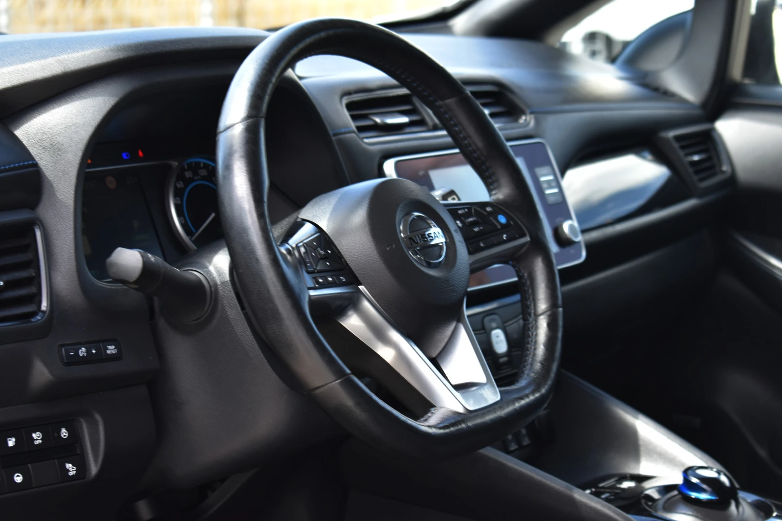 Nissan Leaf  TEKNA* 62kw/h* 218k.c * WHITE_PEARL* 360CAM - изображение 10