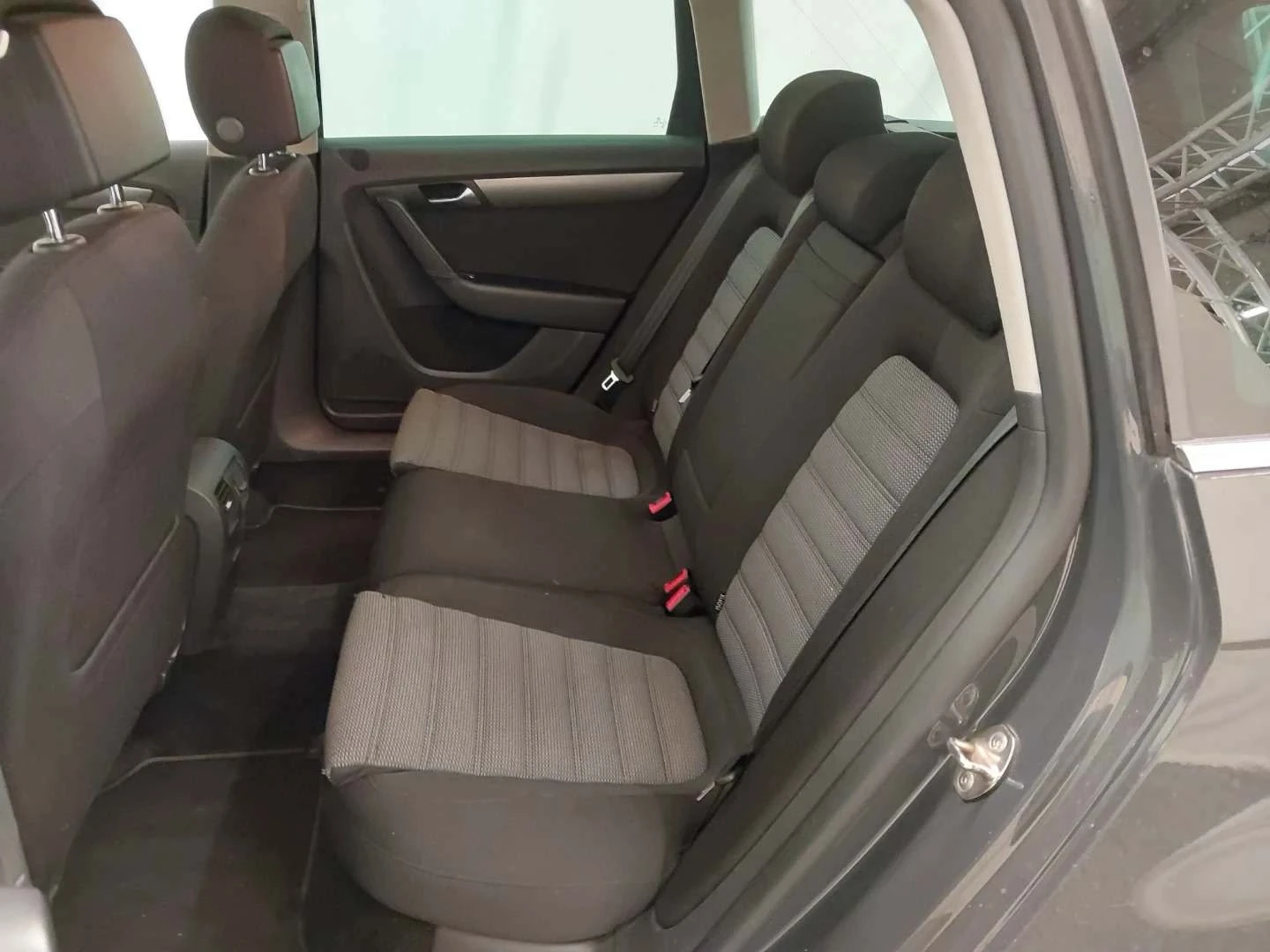 VW Passat 2.0 TDI Германия Нави LED Клима Мулти Парктроник  - изображение 9
