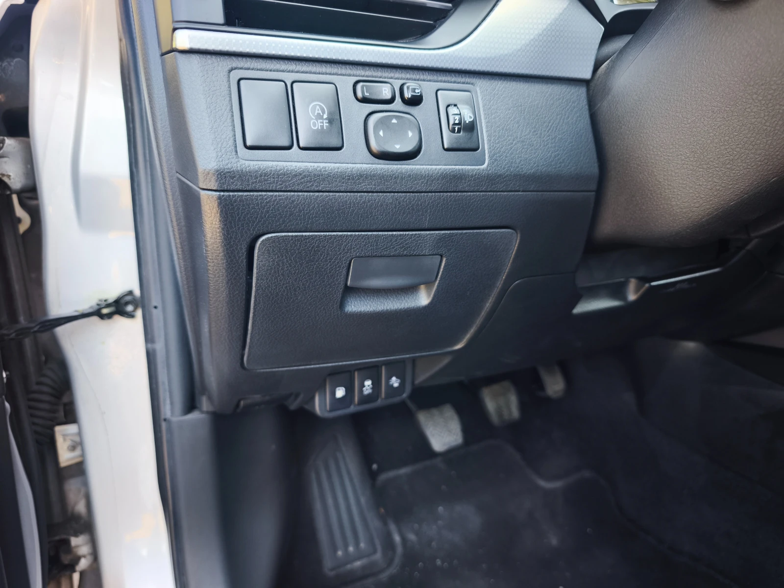 Toyota Avensis 2.0 D-4D Fcelift, снимка 15 - Автомобили и джипове - 55500495
