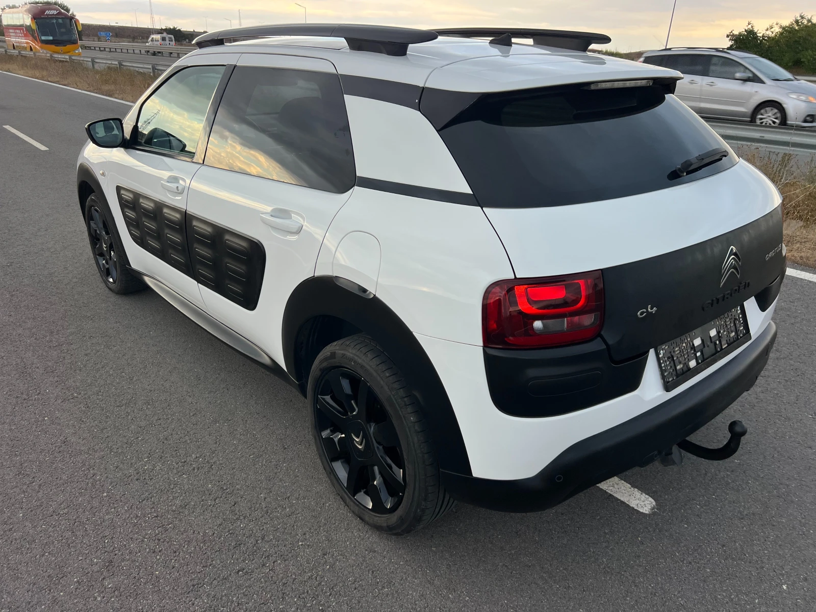 Citroen C4 Cactus 1.6HDI SHINE EDITION LED ПАНОРАМА NAVI КАМЕРА, снимка 5 - Автомобили и джипове - 56261054