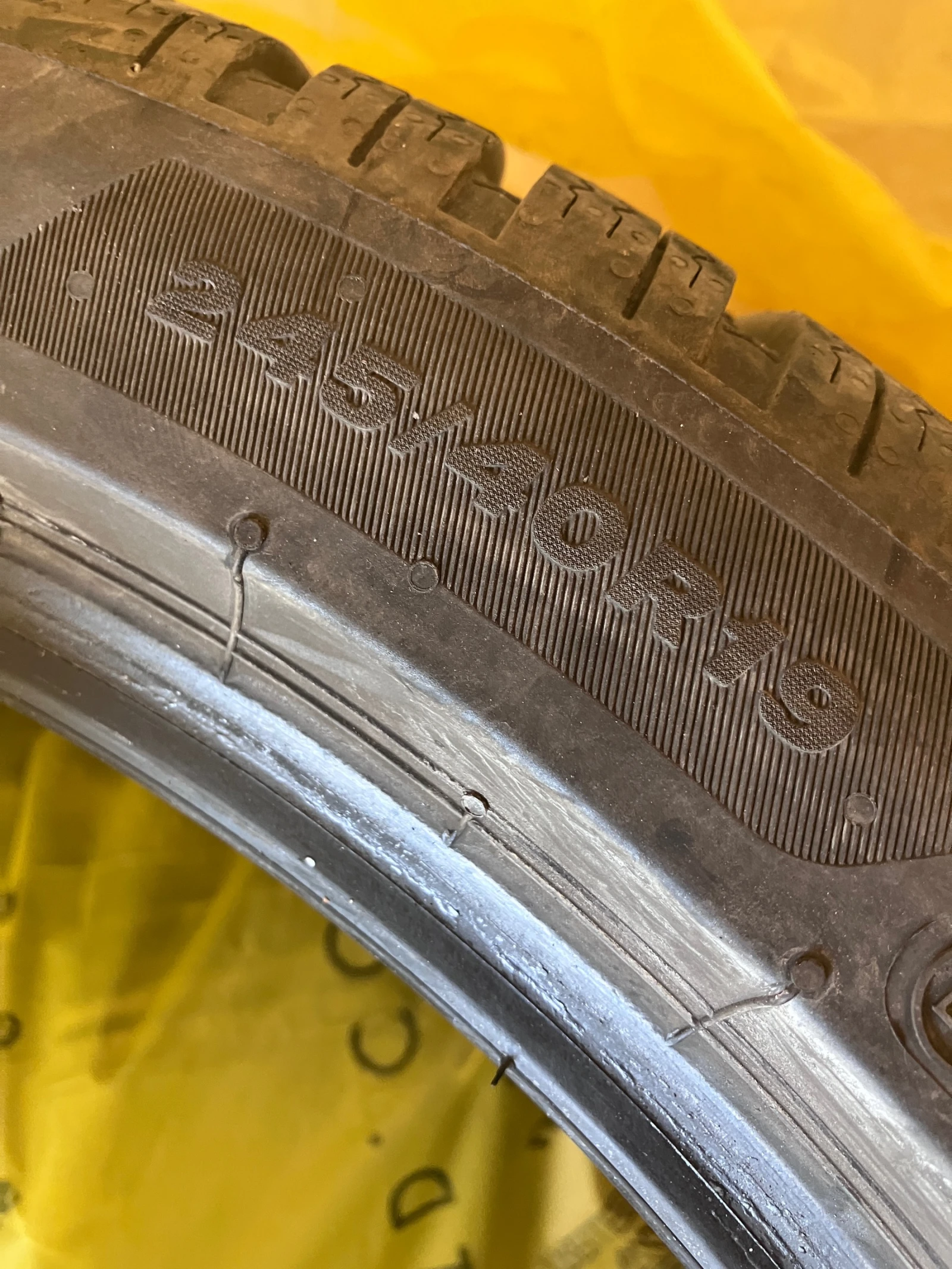 Гуми Зимни 245/40R19, снимка 4 - Гуми и джанти - 53827663