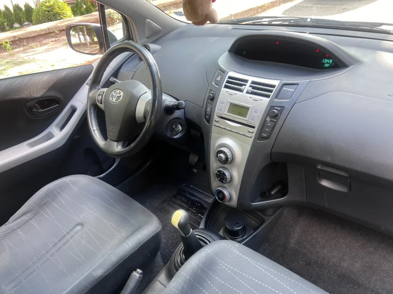 Toyota Yaris 1.3i 87k.c. , снимка 12 - Автомобили и джипове - 47370254