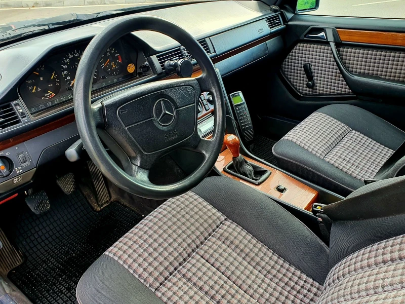 Mercedes-Benz E 220, снимка 6 - Автомобили и джипове - 52525676