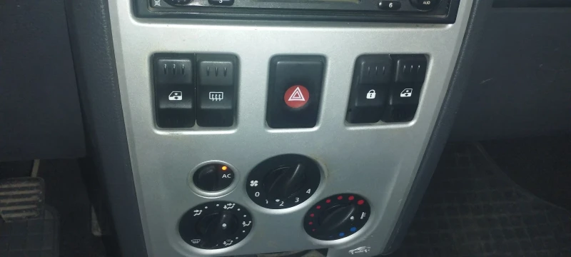 Dacia Logan, снимка 10 - Автомобили и джипове - 53146326