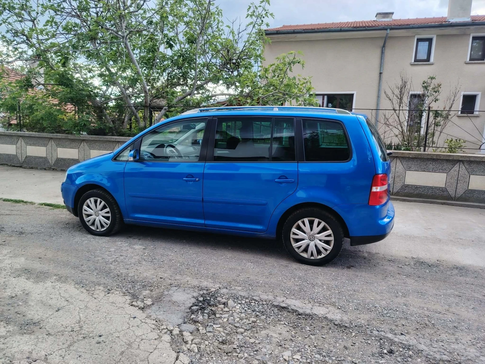 VW Touran 2.0TDI, снимка 2 - Автомобили и джипове - 54607242