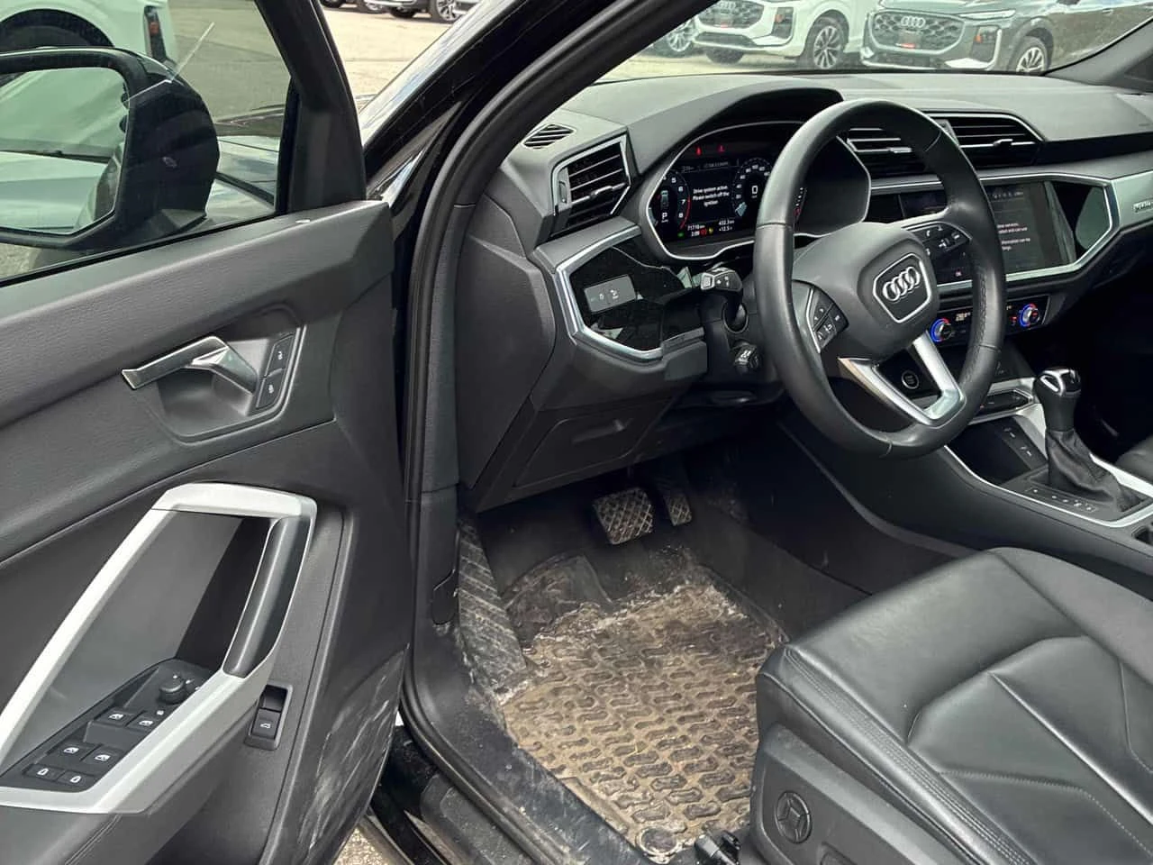 Audi Q3 | DISTRONIC | ПОДГРЕВ | CARFAX | ПАНОРАМА | , снимка 5 - Автомобили и джипове - 54479943