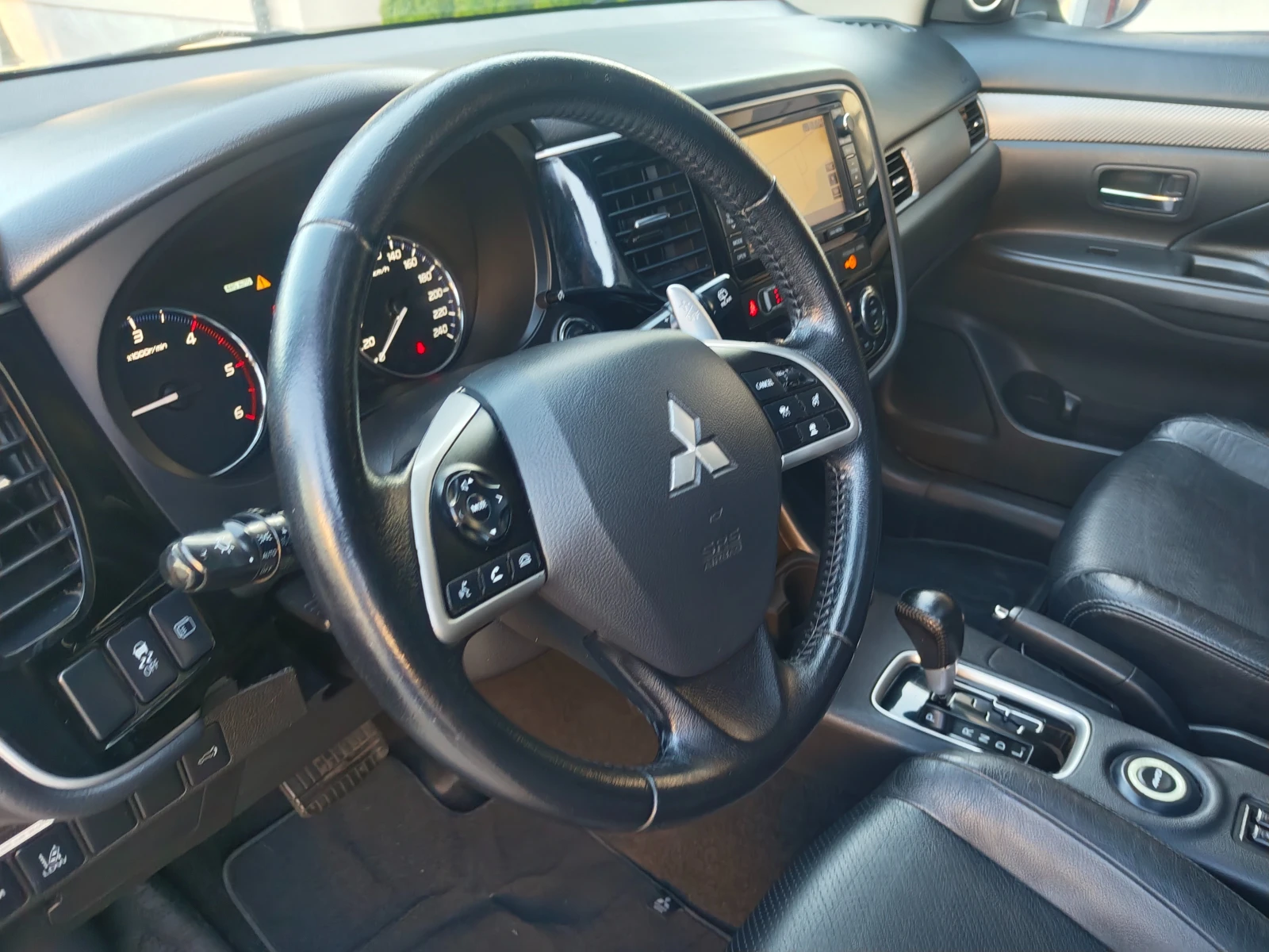 Mitsubishi Outlander, снимка 5 - Автомобили и джипове - 55124100