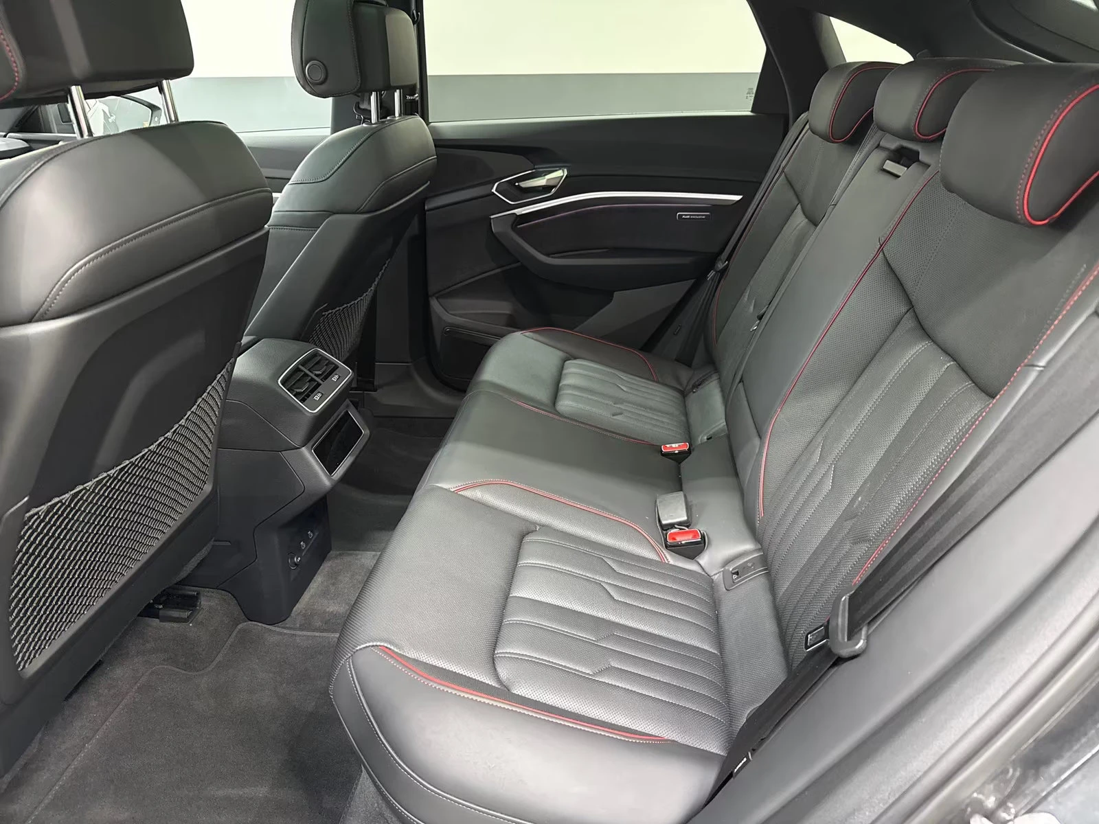 Audi SQ8 SPORTBACK/503HP/360/PANO/ACC/LED/AMBI/607z, снимка 10 - Автомобили и джипове - 55523381