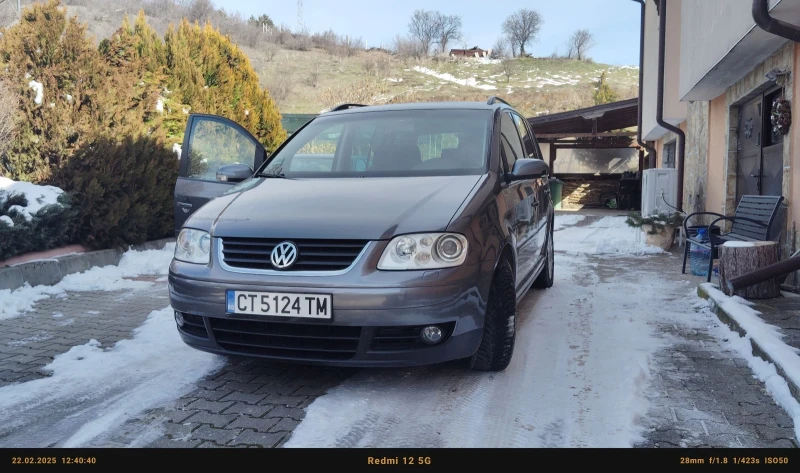 VW Touran 2.0i, снимка 2 - Автомобили и джипове - 49240903