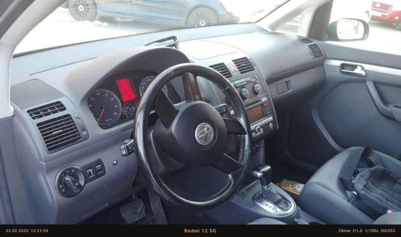 VW Touran 2.0i, снимка 12 - Автомобили и джипове - 49240903