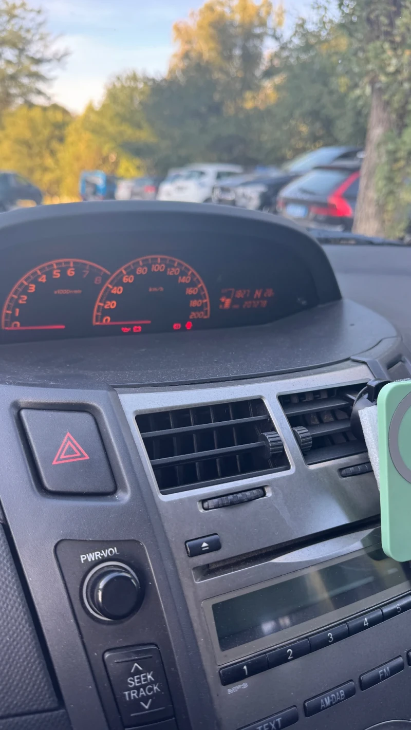 Toyota Yaris 1.3 VVTI, снимка 8 - Автомобили и джипове - 52434438