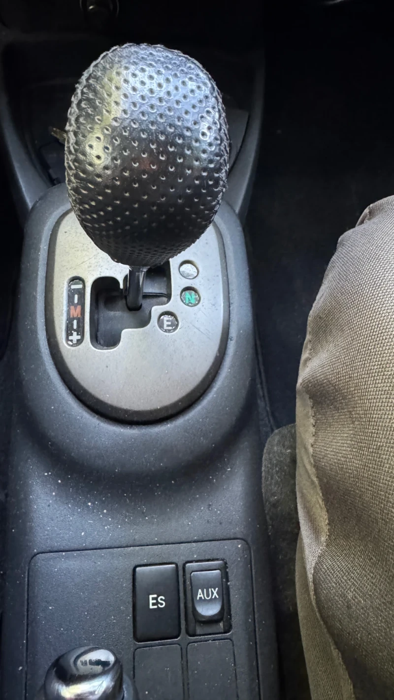 Toyota Yaris 1.3 VVTI, снимка 9 - Автомобили и джипове - 52434438