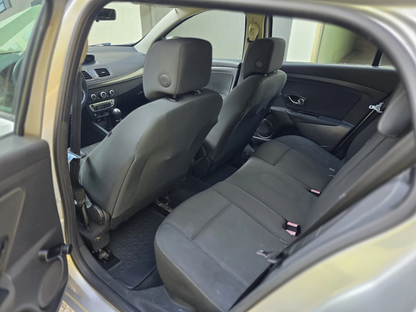 Renault Megane 1.5 DCI, снимка 15 - Автомобили и джипове - 56576535