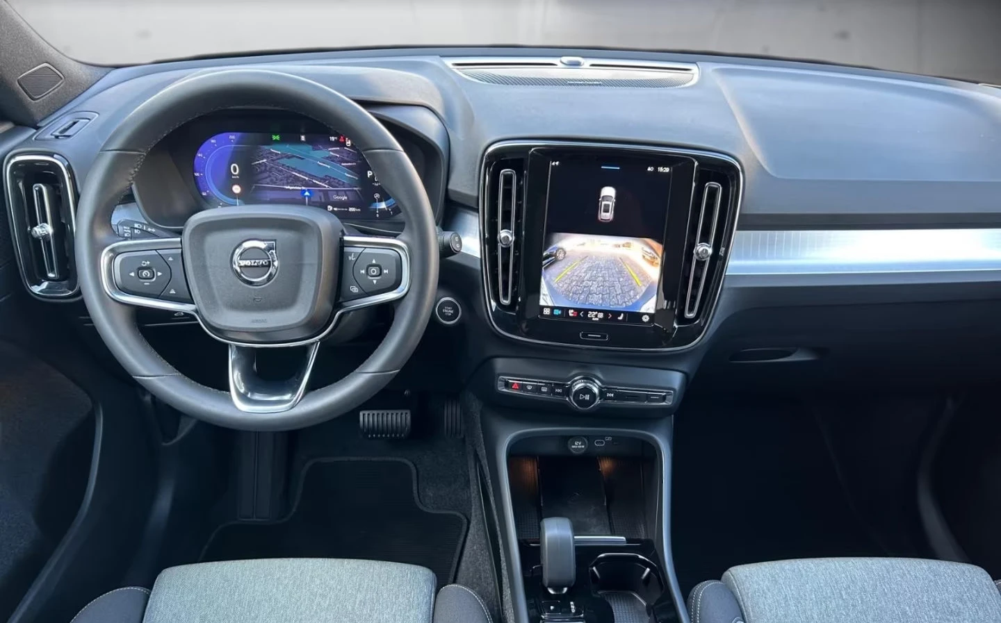 Volvo XC40 PLUS-BRIGHT/247HP/2WD/DIGITAL/CPIT/MEMO/KLESS/628f - изображение 10