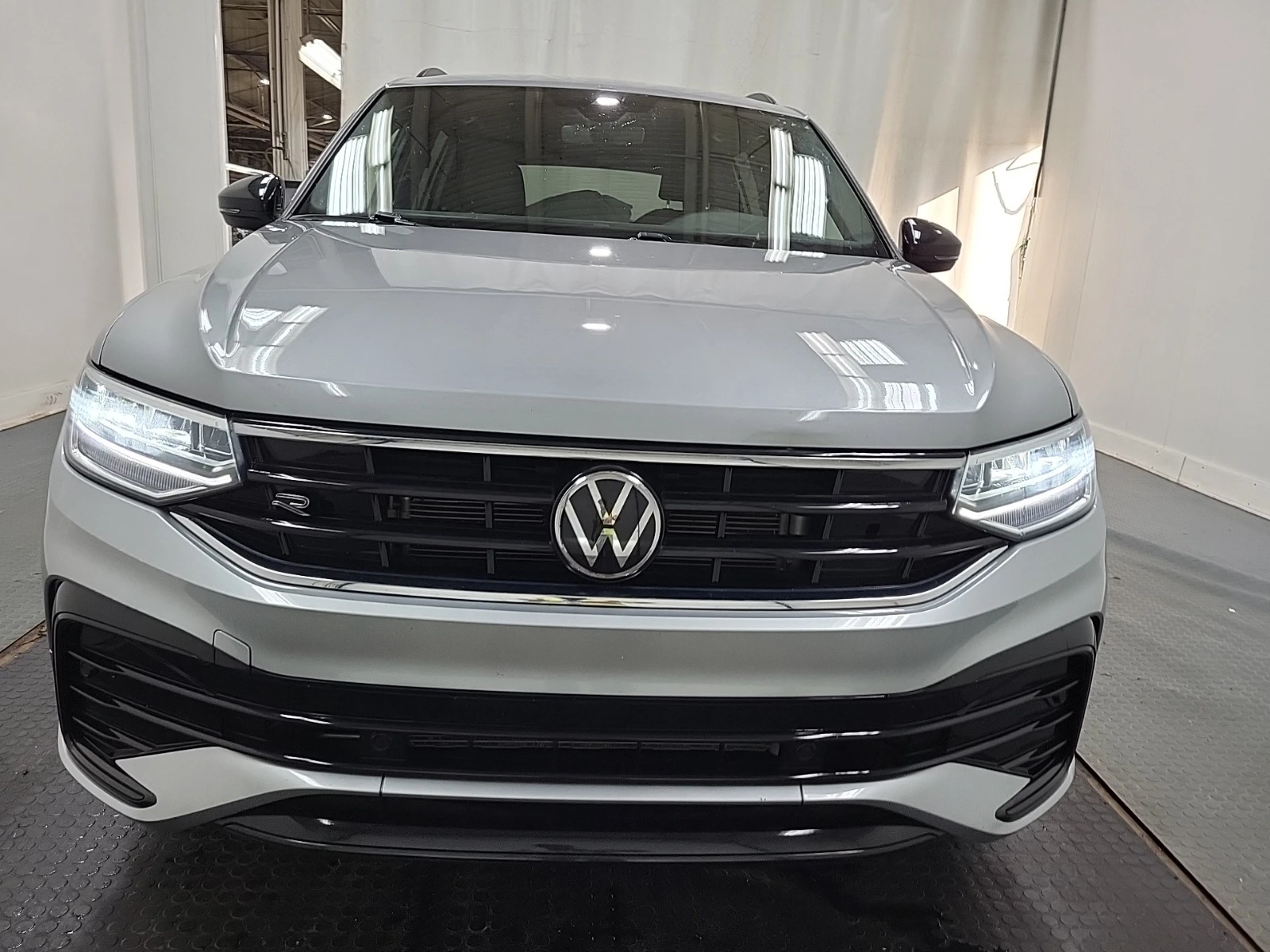 VW Tiguan Comfortline R-Line Black Edition/2 ЧИФТ ГУМИ, снимка 2 - Автомобили и джипове - 55200480