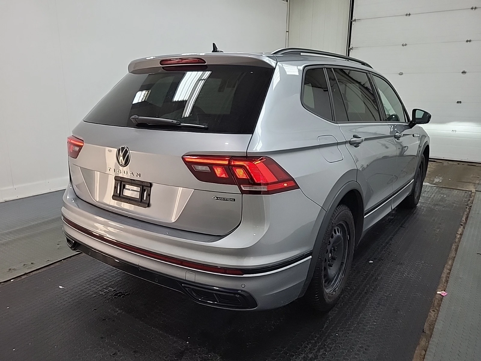 VW Tiguan Comfortline R-Line Black Edition/2 ЧИФТ ГУМИ, снимка 4 - Автомобили и джипове - 55200480