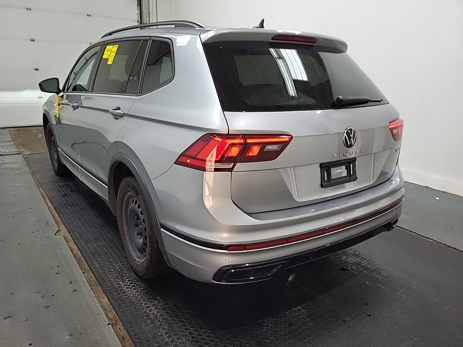 VW Tiguan Comfortline R-Line Black Edition/2 ЧИФТ ГУМИ, снимка 3 - Автомобили и джипове - 55200480