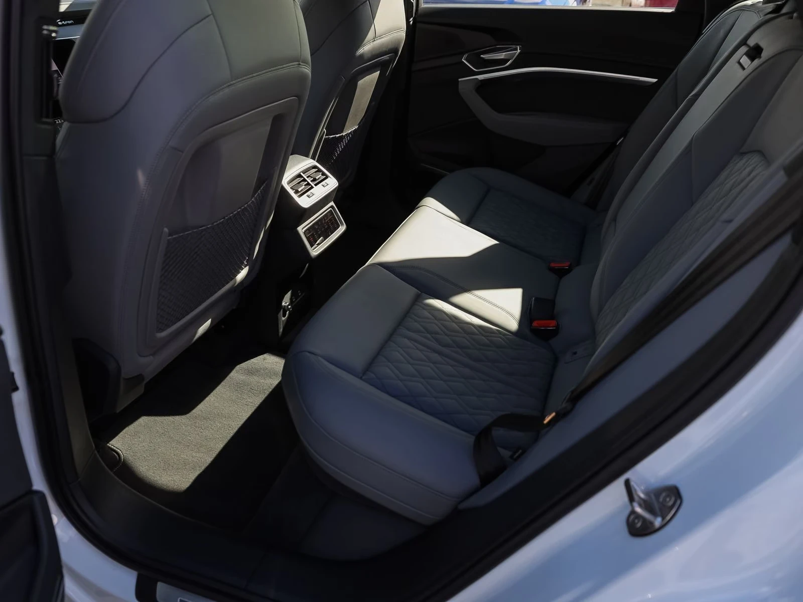 Audi Q8 e-tron 55/408HP/S-LINE/MATRIX/360/B&O/MEMO/712q | Mobile.bg � ����������� 14