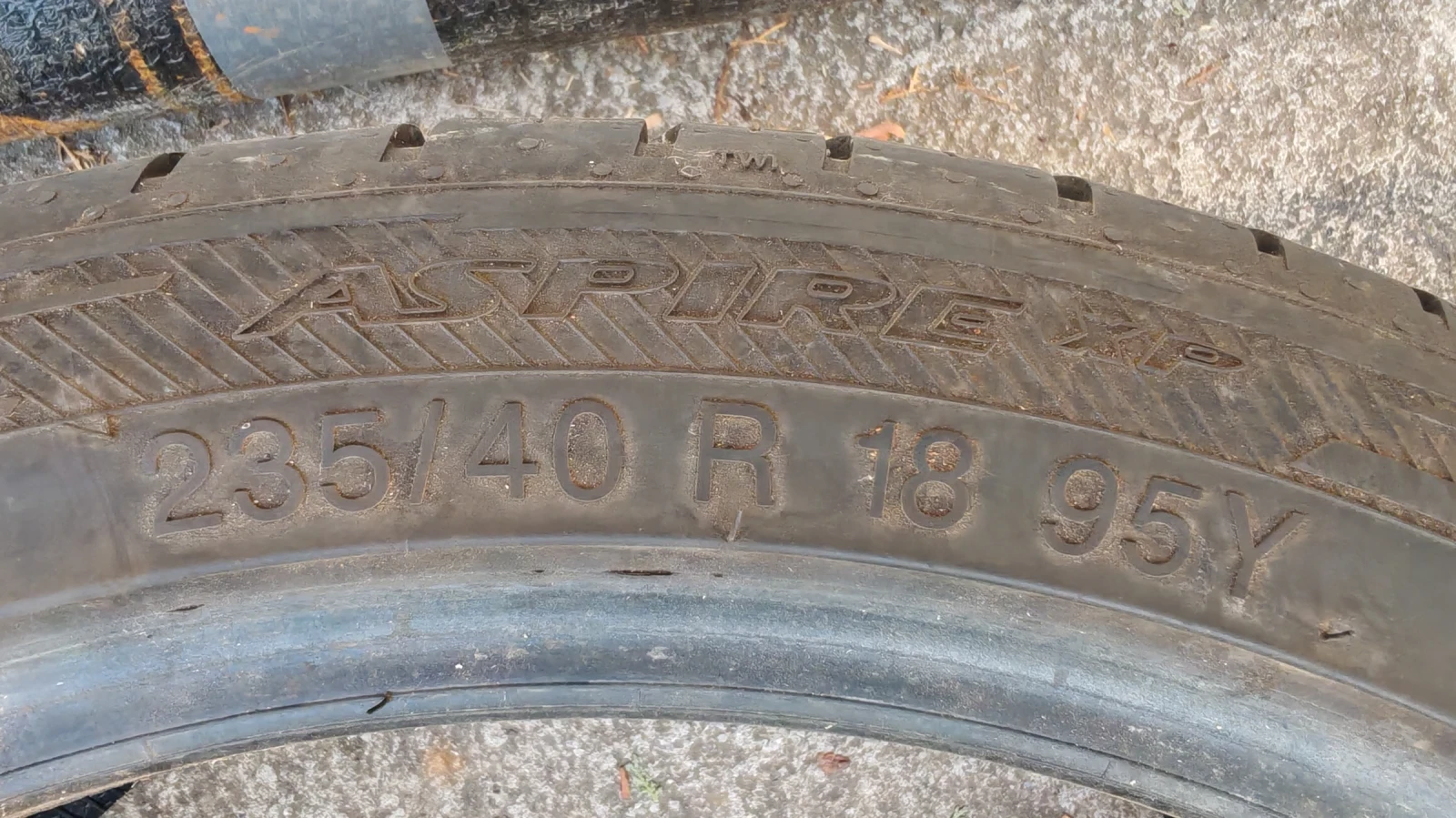 Гуми Летни 235/40R18, снимка 2 - Гуми и джанти - 56180526