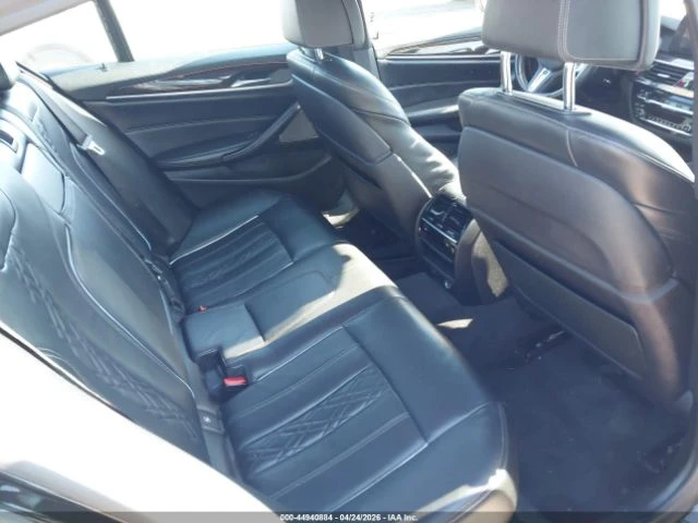 BMW 550 * M550i* xDrive* HARMAN KARDON* HEAD-UP* ШИБИДАХ* , снимка 8 - Автомобили и джипове - 55065697