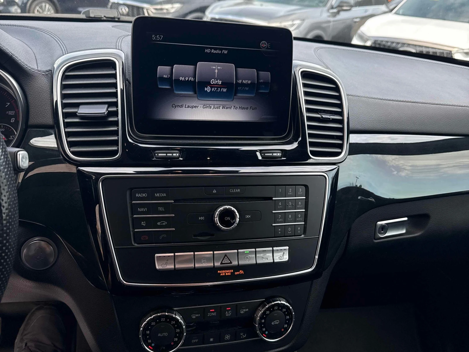 Mercedes-Benz GLS 450 7 МЕСТА * CARFAX * АВТО КРЕДИТ * БЕЗ ИНЦИДЕНТИ, снимка 8 - Автомобили и джипове - 54902802