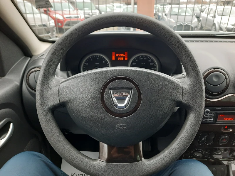 Dacia Duster 1.6i, снимка 11 - Автомобили и джипове - 48269647