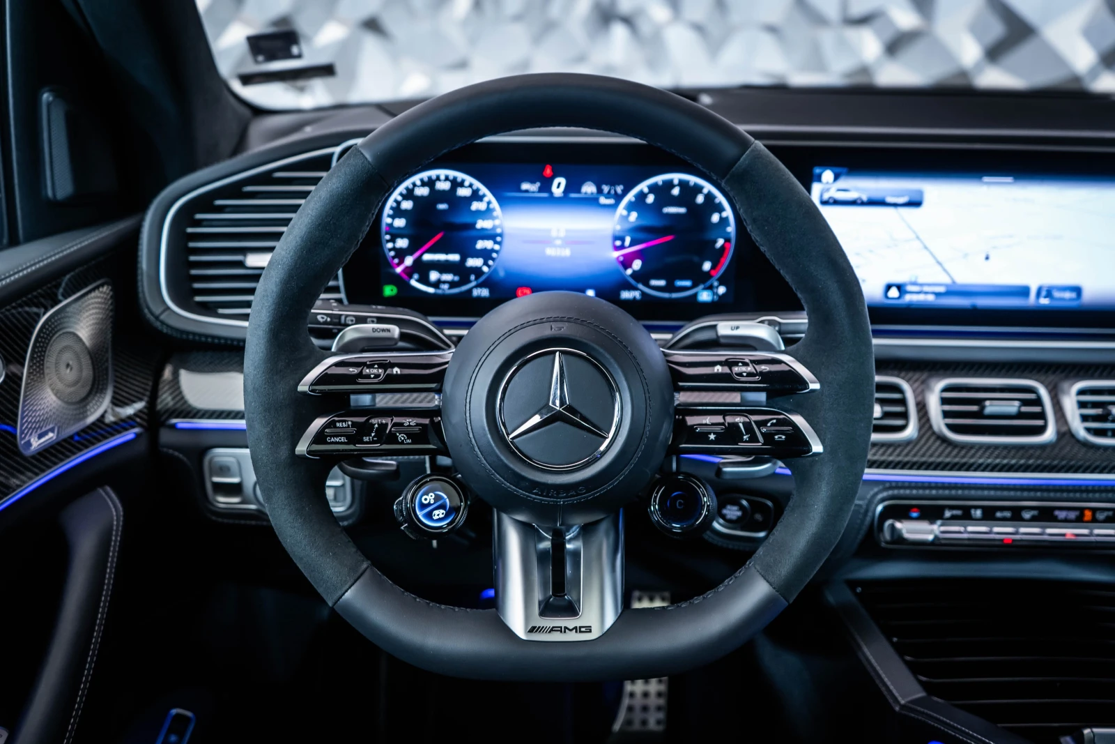 Mercedes-Benz GLE 63 S AMG Ceramic* HuD* Pano* 360* , снимка 11 - Автомобили и джипове - 53871959