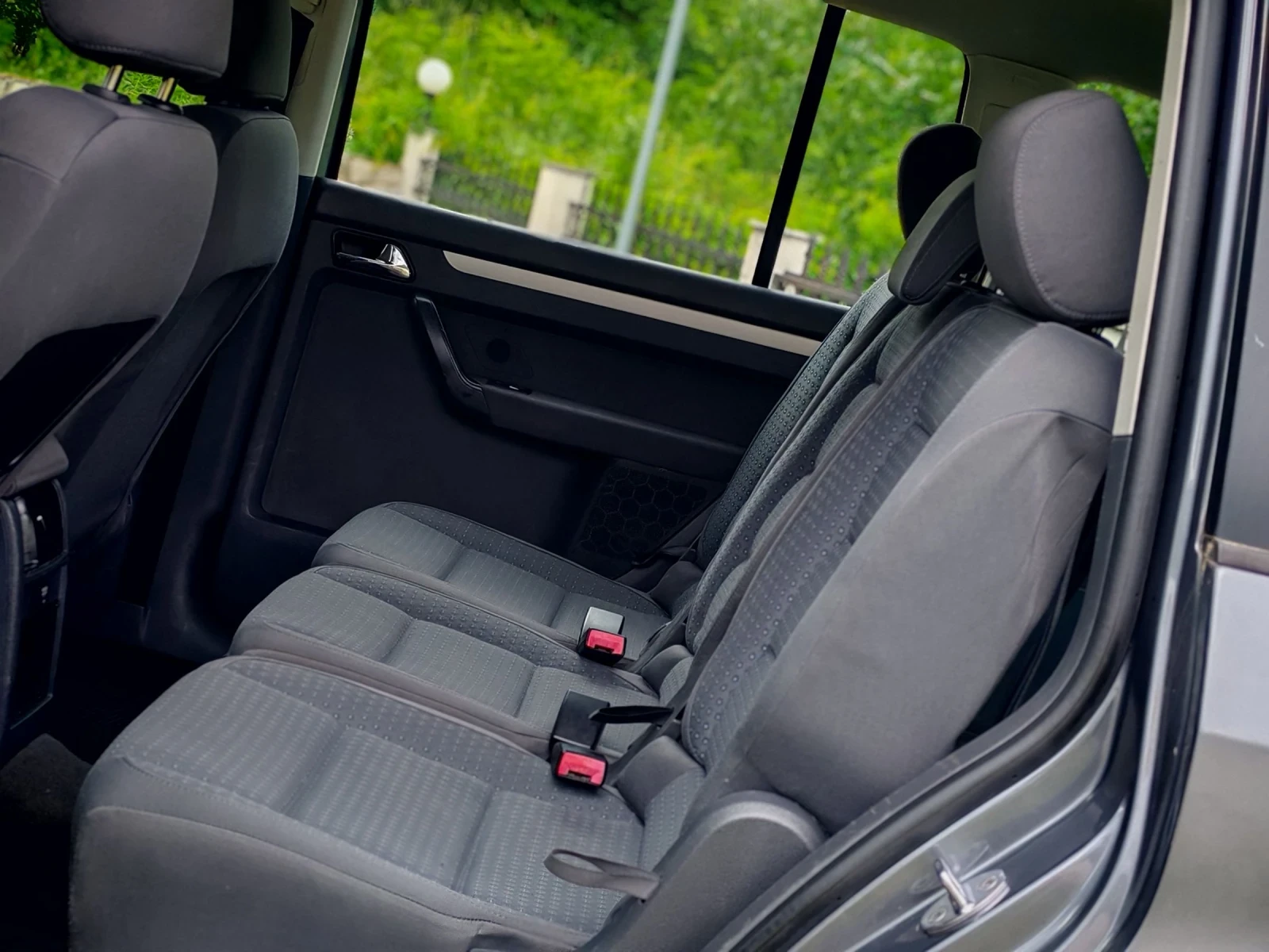 VW Touran 1.9TDI(101)* 6-СКОРОСТИ* КЛИМАТРОНИК* НОВ ВНОС* , снимка 15 - Автомобили и джипове - 54802321