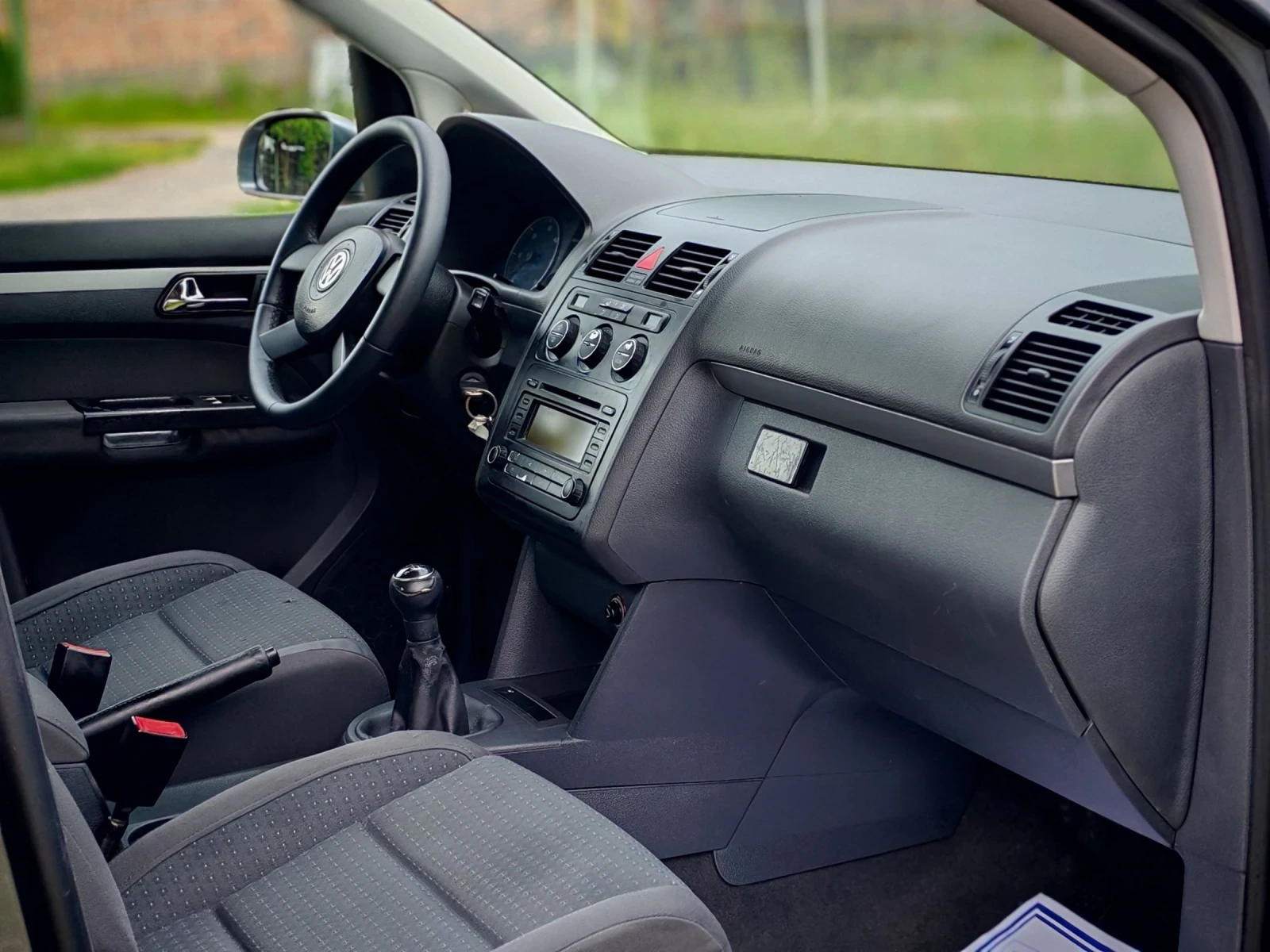 VW Touran 1.9TDI(101)* 6-СКОРОСТИ* КЛИМАТРОНИК* НОВ ВНОС* , снимка 13 - Автомобили и джипове - 54802321