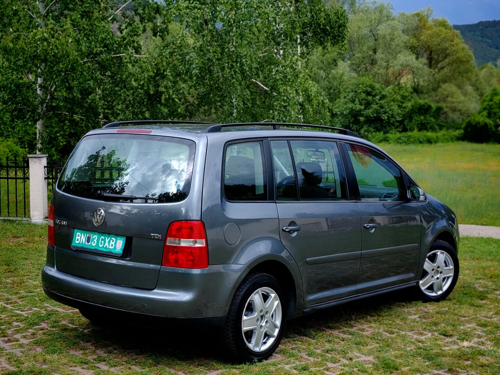 VW Touran 1.9TDI(101)* 6-СКОРОСТИ* КЛИМАТРОНИК* НОВ ВНОС* , снимка 7 - Автомобили и джипове - 54802321