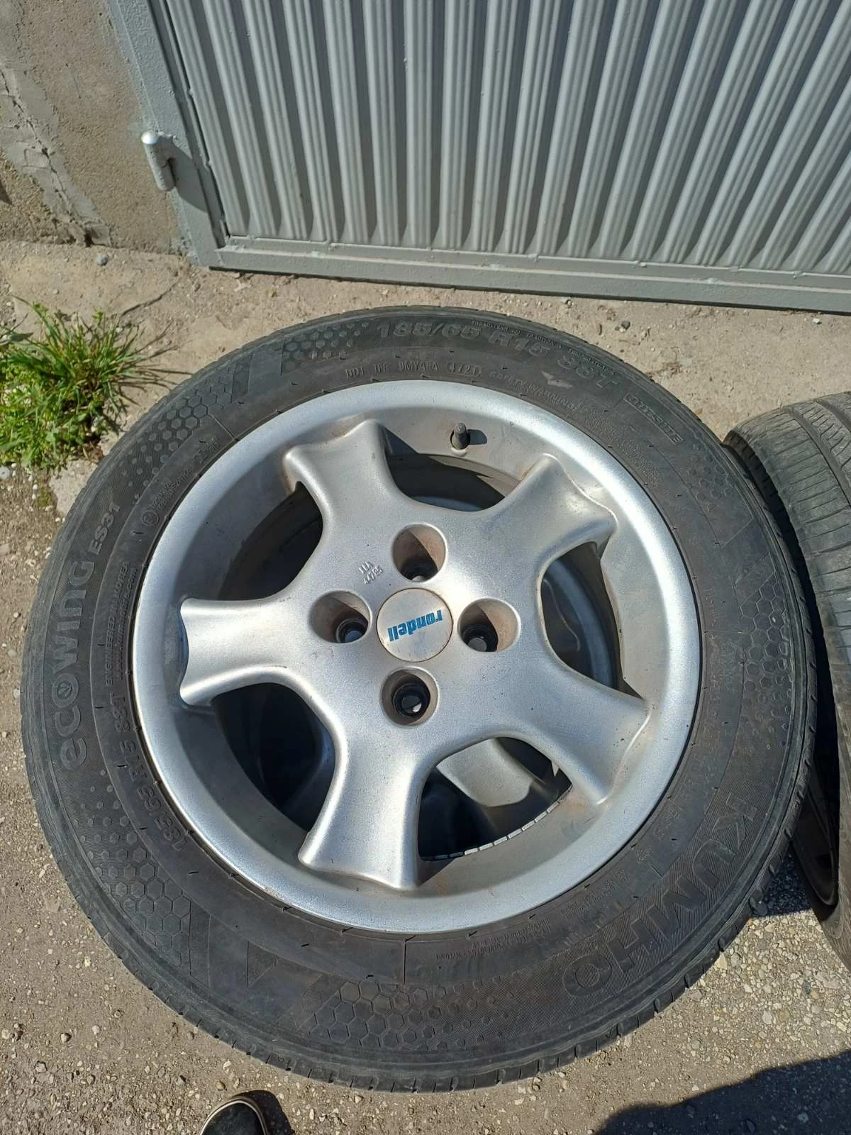 Гуми с джанти Kumho 185/65R15, снимка 2 - Гуми и джанти - 54118100