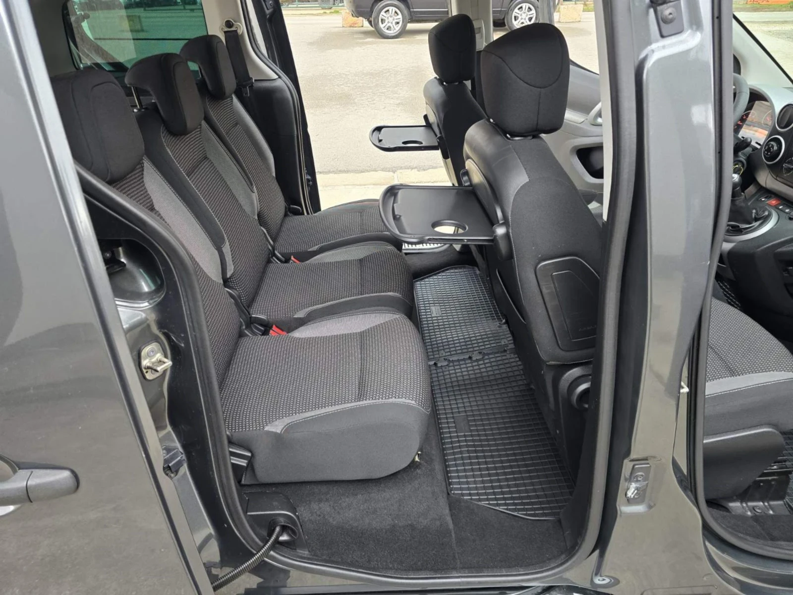 Peugeot Partner 1.6HDI NAVI, снимка 11 - Автомобили и джипове - 54095145