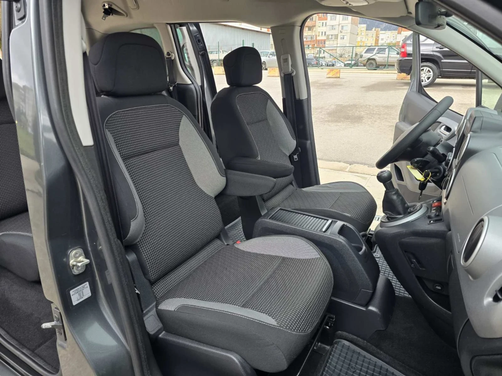 Peugeot Partner 1.6HDI NAVI, снимка 9 - Автомобили и джипове - 54095145