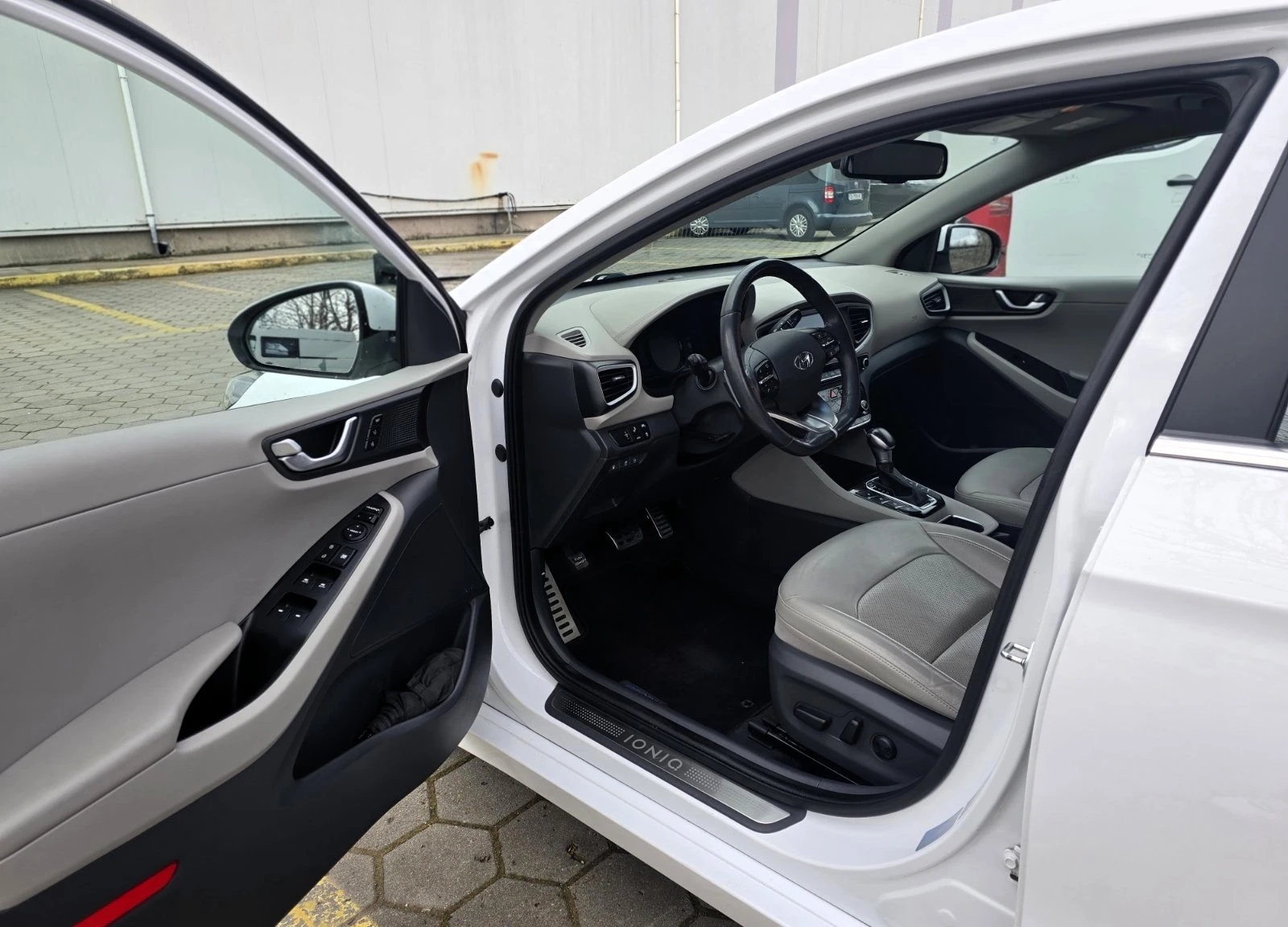 Hyundai Ioniq 1.6 GDI PHEV / PREMIUM, снимка 10 - Автомобили и джипове - 54240165