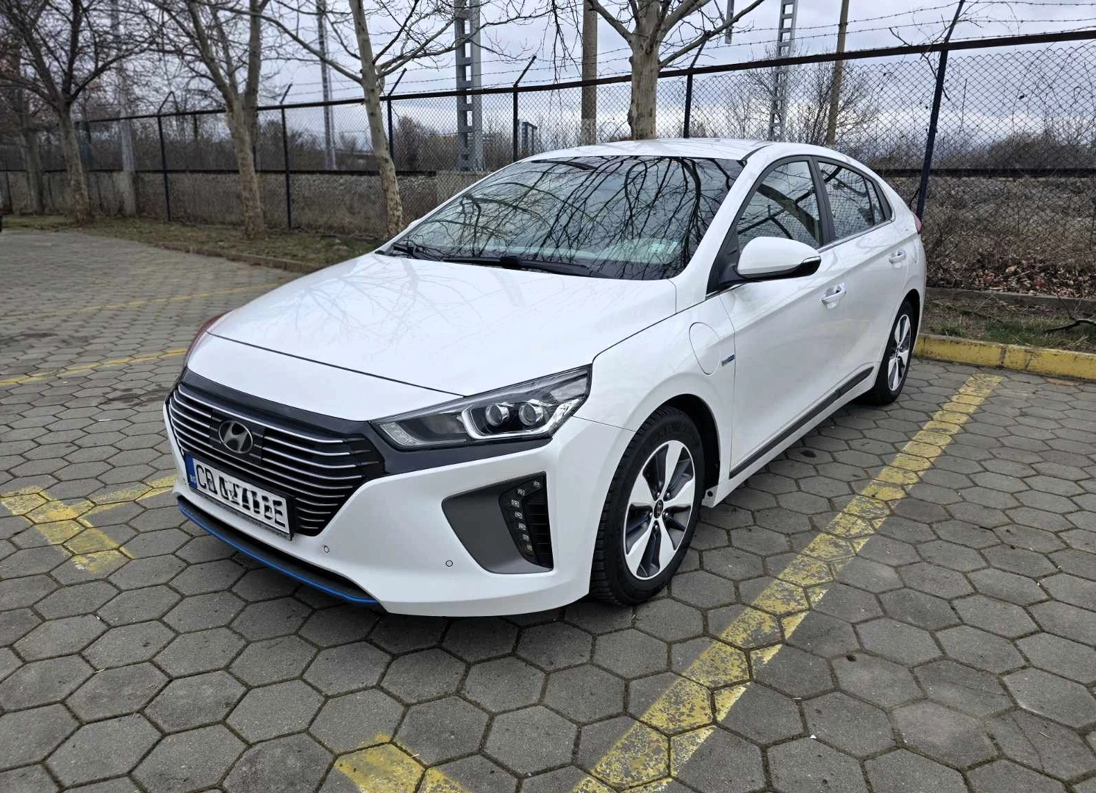 Hyundai Ioniq 1.6 GDI PHEV / PREMIUM, снимка 3 - Автомобили и джипове - 54240165