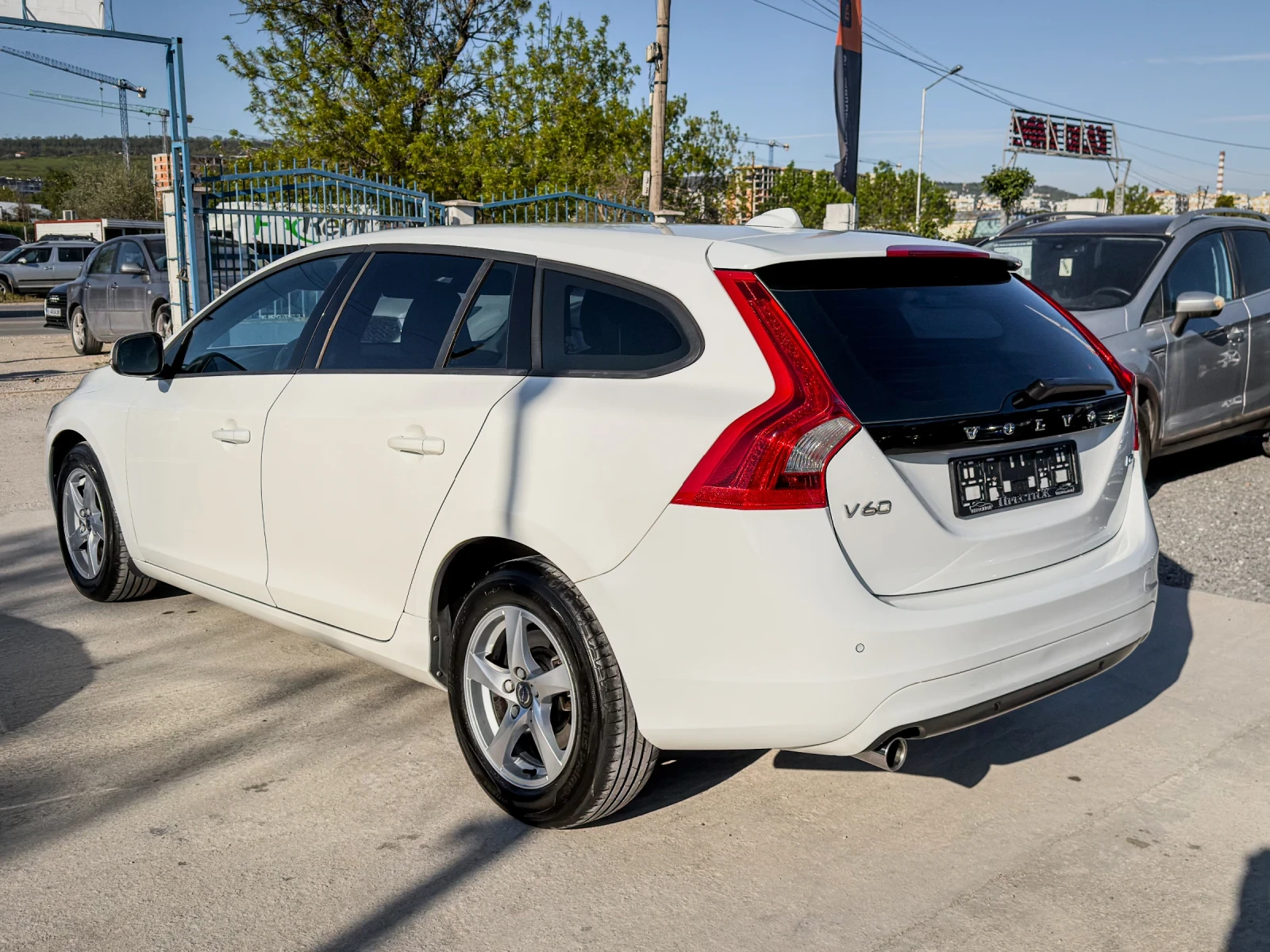 Volvo V60 1.6D - D2 - 114k.c., снимка 6 - Автомобили и джипове - 54429142