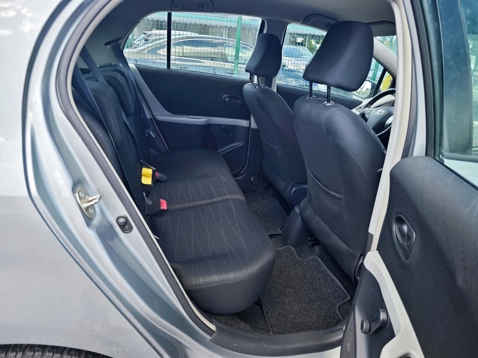 Toyota Yaris 1.3 VVT-i, снимка 14 - Автомобили и джипове - 54767613