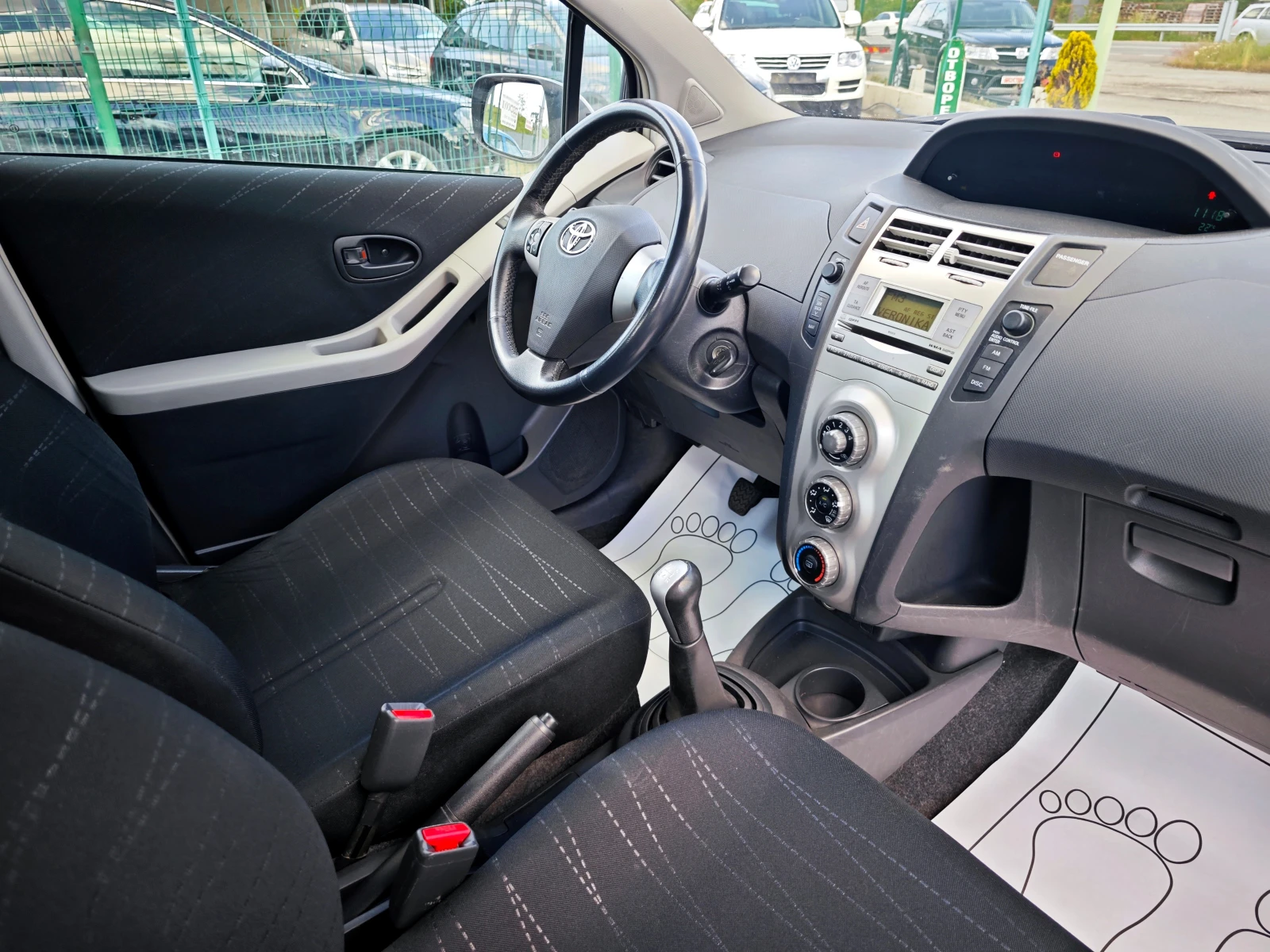 Toyota Yaris 1.3 VVT-i, снимка 12 - Автомобили и джипове - 54767613