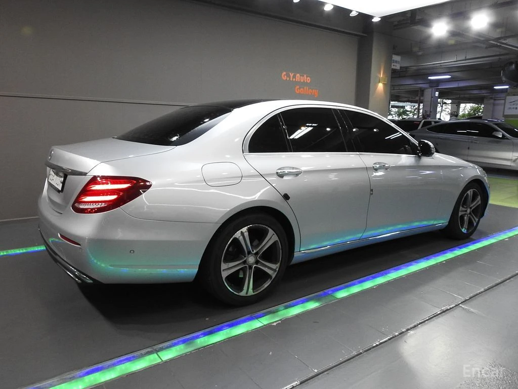 Mercedes-Benz E 300 ДИГИТАЛНО* ТАБЛО* ОБДУХВАНЕ* 360КАМЕРА* ПАНОРАМА* , снимка 2 - Автомобили и джипове - 55971677
