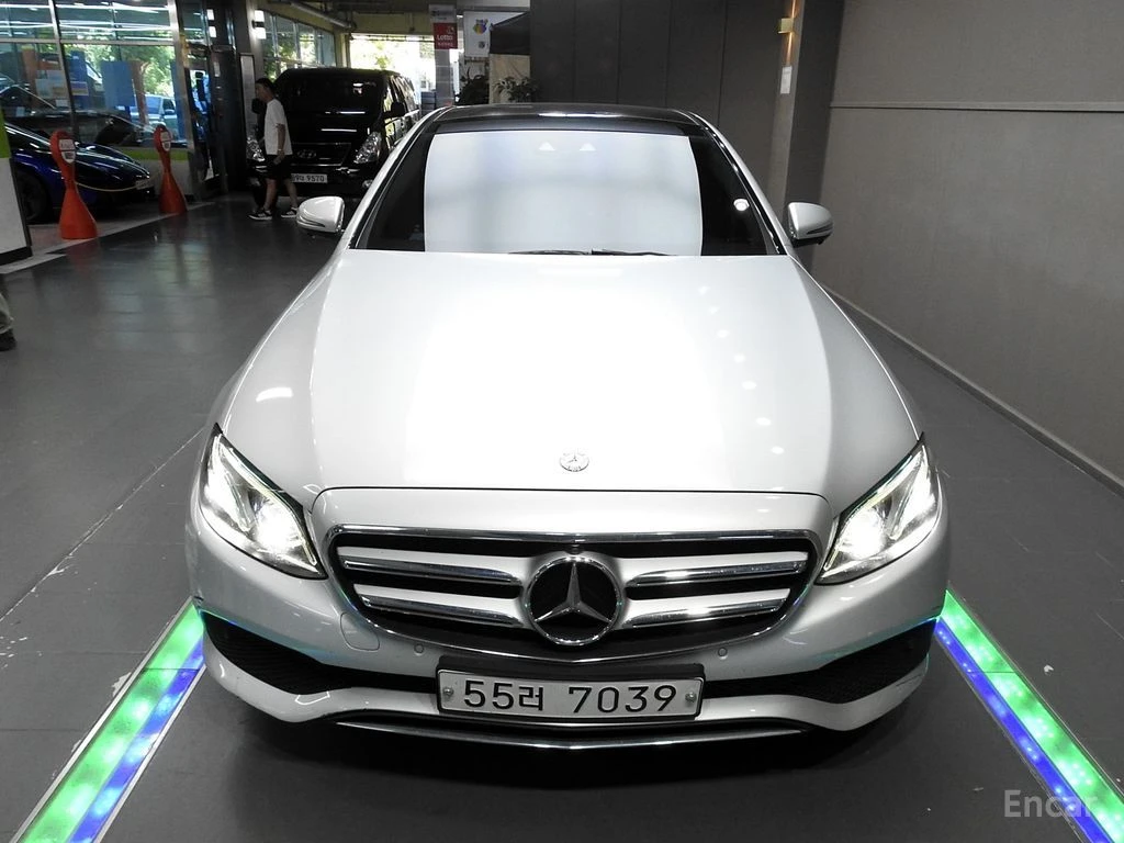Mercedes-Benz E 300 ДИГИТАЛНО* ТАБЛО* ОБДУХВАНЕ* 360КАМЕРА* ПАНОРАМА* , снимка 3 - Автомобили и джипове - 55971677