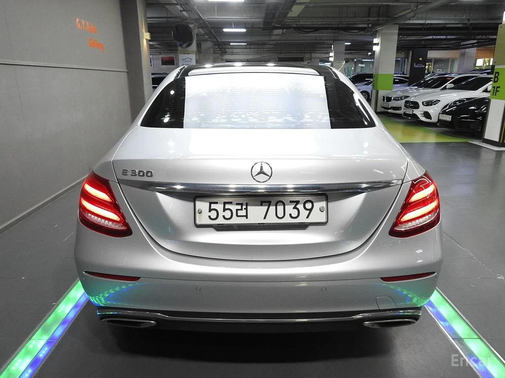 Mercedes-Benz E 300 ДИГИТАЛНО* ТАБЛО* ОБДУХВАНЕ* 360КАМЕРА* ПАНОРАМА* , снимка 4 - Автомобили и джипове - 55971677