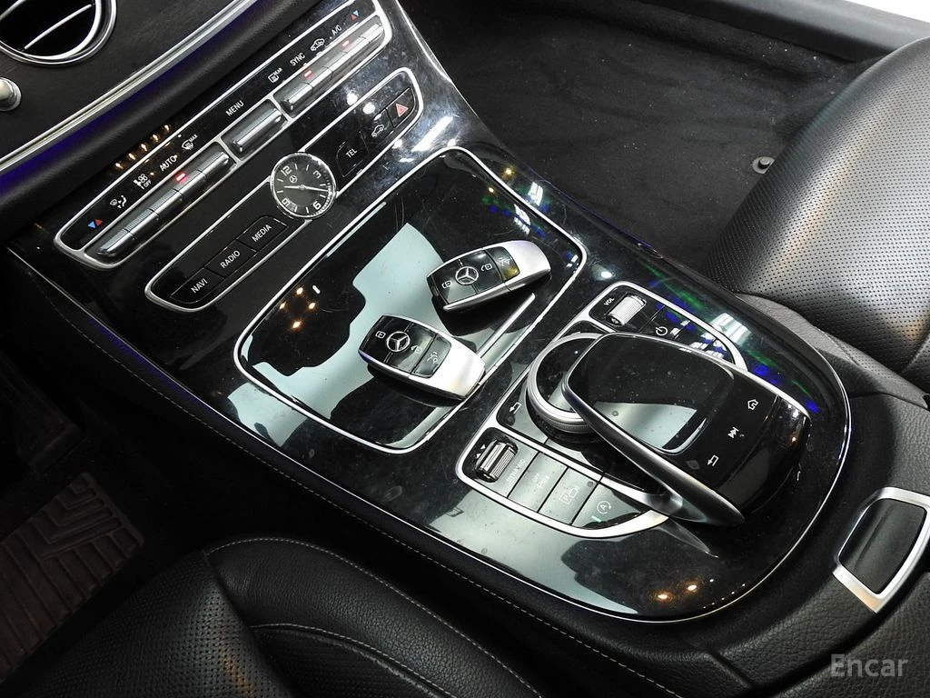 Mercedes-Benz E 300 ДИГИТАЛНО* ТАБЛО* ОБДУХВАНЕ* 360КАМЕРА* ПАНОРАМА* , снимка 10 - Автомобили и джипове - 55971677