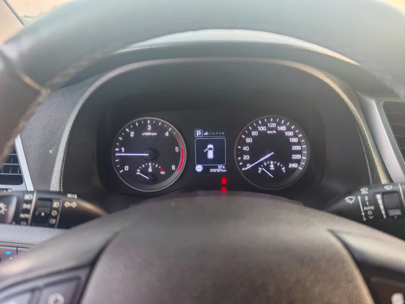 Hyundai Tucson 2.0 CRDI 4X4 , снимка 11 - Автомобили и джипове - 52265156