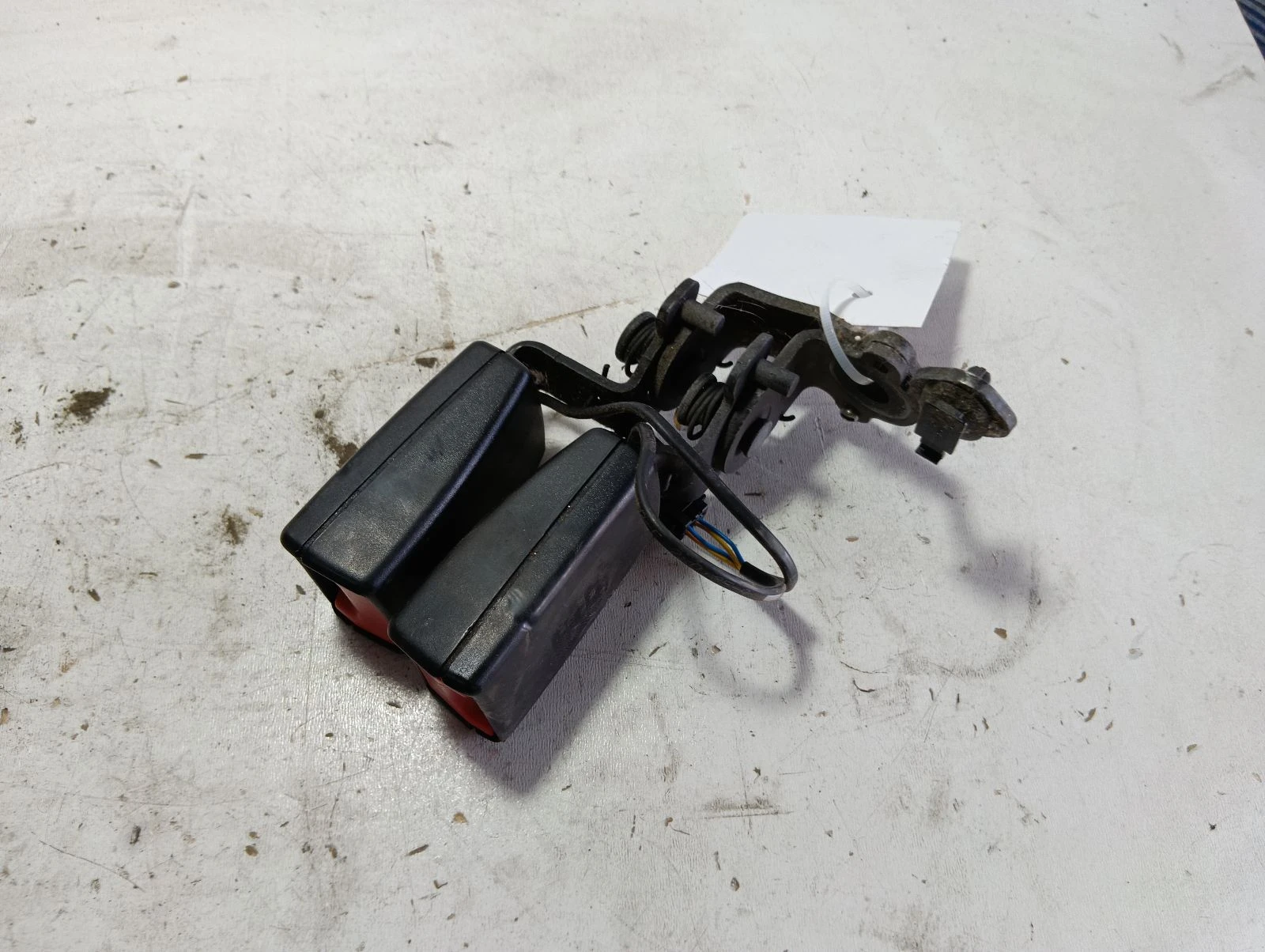 закопчалка колан задна 8V0857739 Skoda Octavia