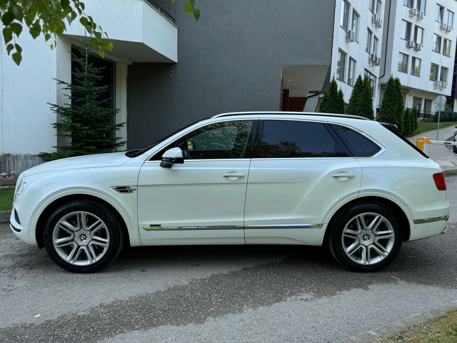 Bentley Bentayga 4.0d / Готов лизинг - изображение 4