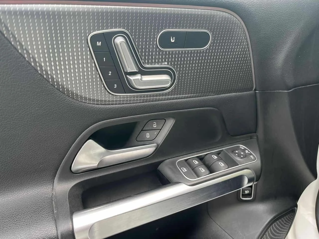 Mercedes-Benz GLB * 250 * 2 КЛЮЧА* ПОДГРЕВ* KEYLESS* , снимка 14 - Автомобили и джипове - 53742648