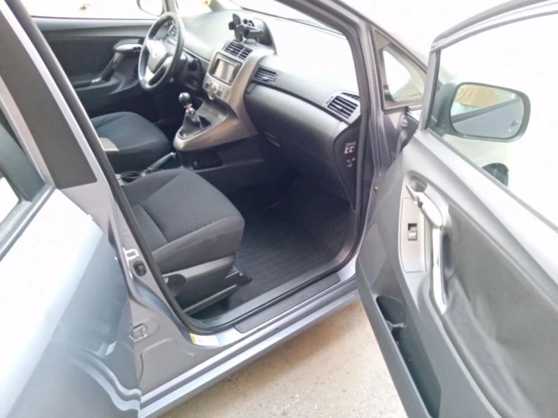 Toyota Verso 2.0 D4D, снимка 5 - Автомобили и джипове - 51804819