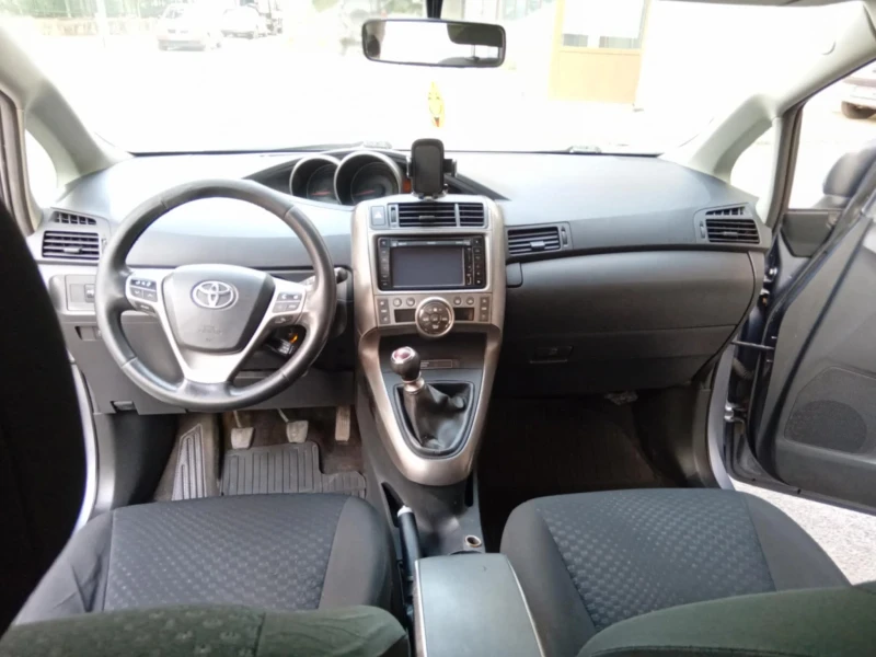 Toyota Verso 2.0 D4D, снимка 9 - Автомобили и джипове - 51804819