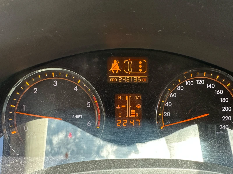 Toyota Avensis 2.2, снимка 7 - Автомобили и джипове - 52340680