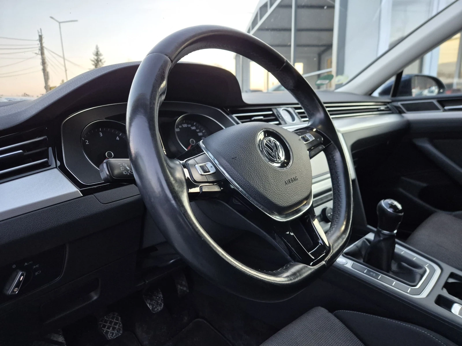 VW Passat 1.6 TDI, снимка 9 - Автомобили и джипове - 52007942